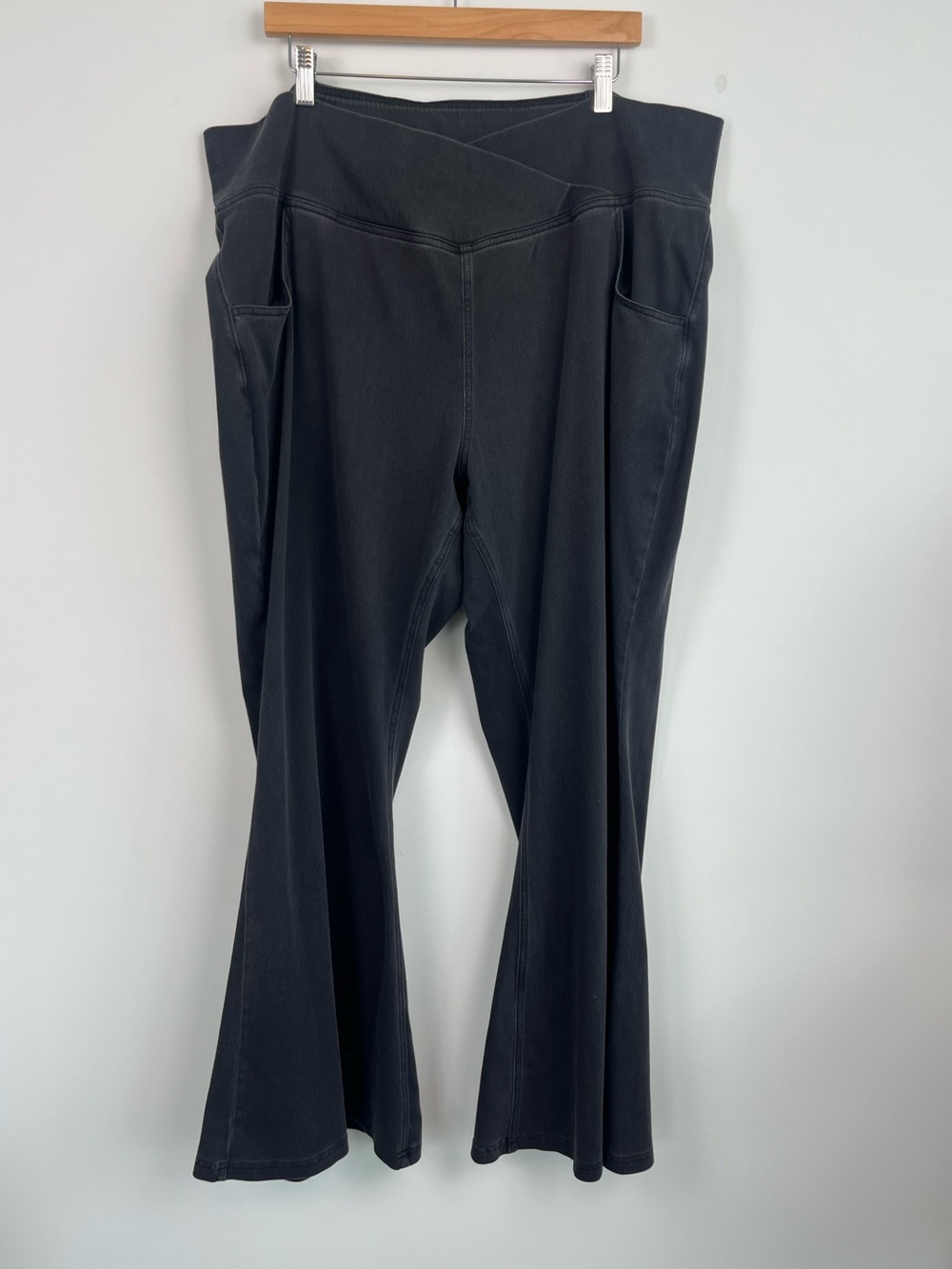 Halara black/gray crossover waist flare leg pull on pants, size 3X.